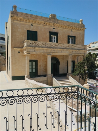 Highly visible, historical villa in Spinola Bay