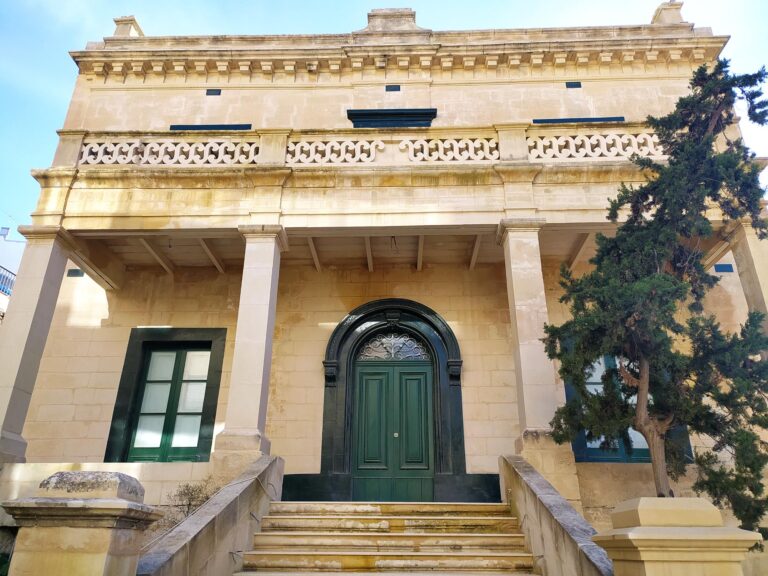Villa Fieres, Spinola Bay